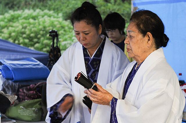 神女が神唄を歌う