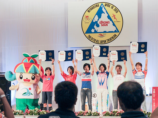 宮古島市総合体育館で表彰式