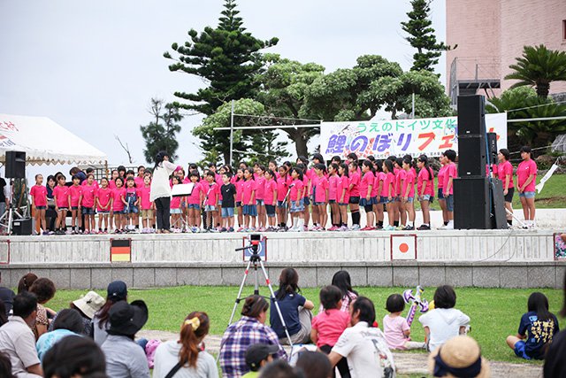 「鯉のぼりフェスト2015」合唱団によるステージ