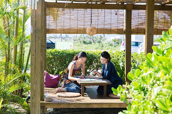 宮古島の女子旅は、買い物もエステも欲張りなかわいい島カフェ巡りで。