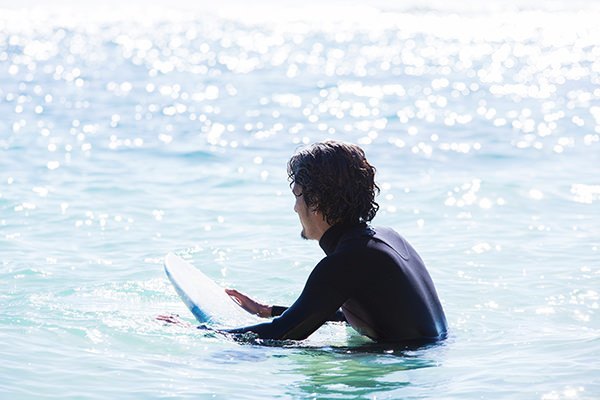 Taking the daily life away and go on to a surfing trip. A guy's solitary journey, having fun with hobbies.