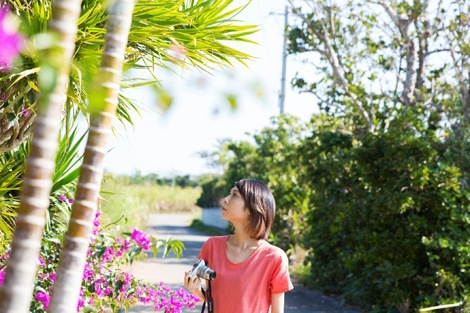 相机旅行的女性