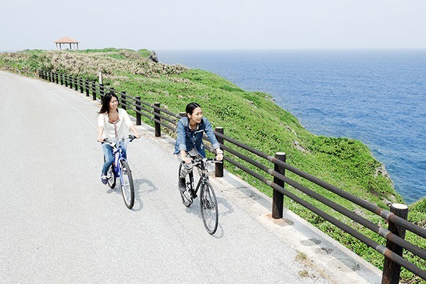 A cycling trip, trusting in the sound of the wind.